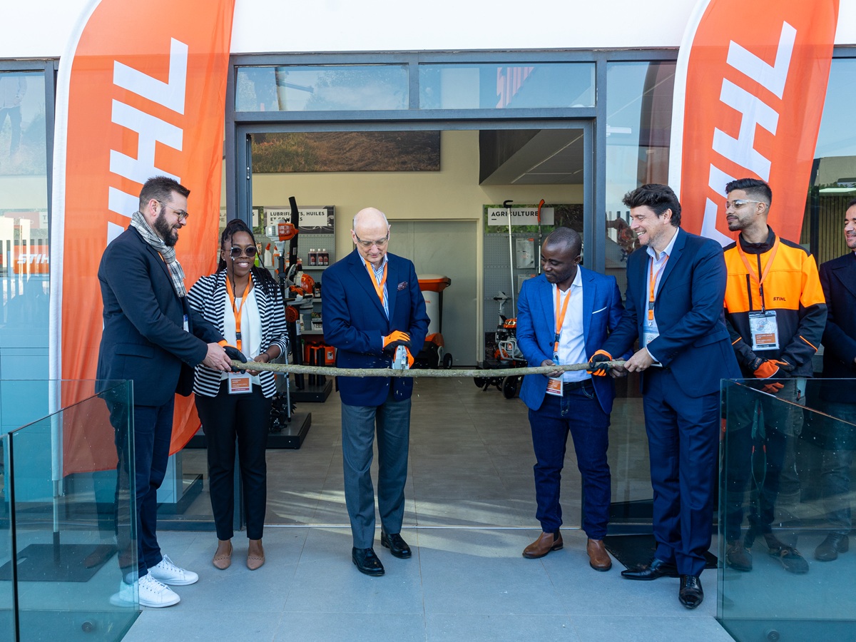 Dr. Nikolas Stihl symbolically inaugurated the two newest STIHL companies in Africa by cutting a branch.